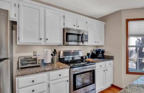 Southwest Topeka House | Entire 3-level, 3 BRM home w/King/Queen/Twin beds