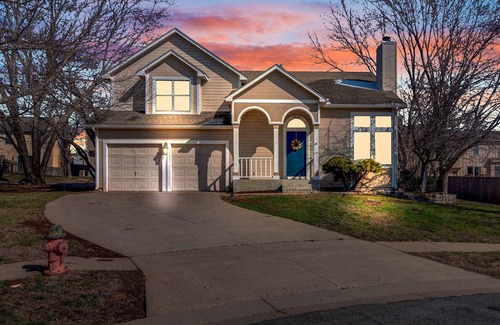 Southwest Topeka House | Entire 3-level, 3 BRM home w/King/Queen/Twin beds