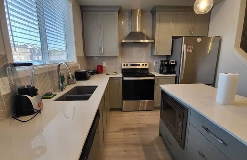 Calgary House | Entire 3bd Home Close to Calgary YYC Airport