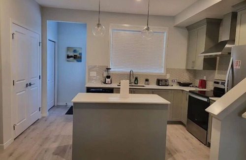 Calgary House | Entire 3bd Home Close to Calgary YYC Airport