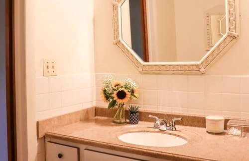 Preston House | Entire 6 bedroom house 2 mi to Foxwoods, sleeps 12