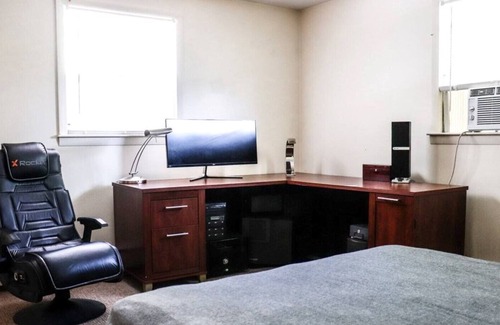 Preston House | Entire 6 bedroom house 2 mi to Foxwoods, sleeps 12
