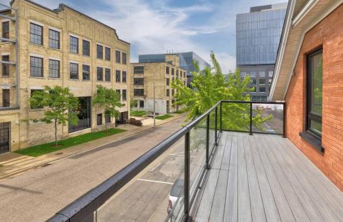 Mount Hope Huron Park Apartment | ENTIRE BACHELOR UNIT EN-SUITE ACROSS FROM GOOGLE - br4