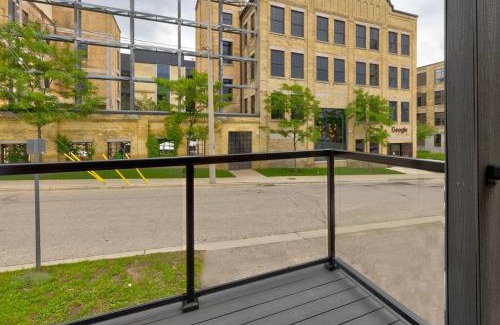 Mount Hope Huron Park Apartment | ENTIRE BACHELOR UNIT EN-SUITE ACROSS FROM GOOGLE - br4