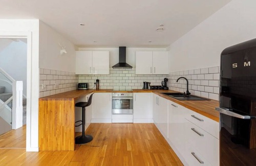 Woodingdean House | Entire Contemporary 4 Double Bed House Brighton