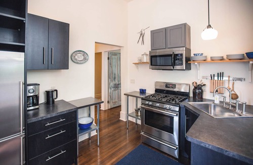 West Seventh House | Entire Duplex West 7th, Xcel, and DT St. Paul Sleeps 8 Off street Parking!