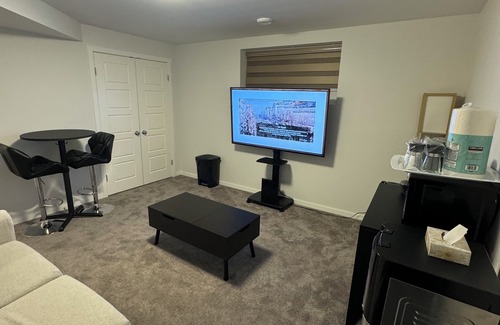 Transcona House | Entire Guest Suite/Separate Entrance/Free Parking in Winnipeg