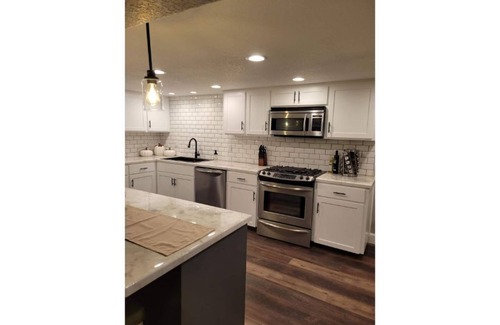 Canby Apartment | Entire Guest Unit - Cool Canby Crib-Full Basement