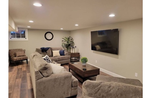 Canby Apartment | Entire Guest Unit - Cool Canby Crib-Full Basement
