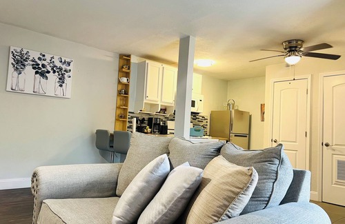 Gainesville House | Entire Guesthouse very cozy 1bed ,1bath only 2.1 miles to Campus private Parking