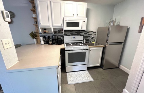 Gainesville House | Entire Guesthouse very cozy 1bed ,1bath only 2.1 miles to Campus private Parking