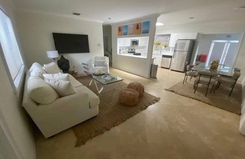 Biscayne Park Hotel | Entire Home in Biscayne Park
