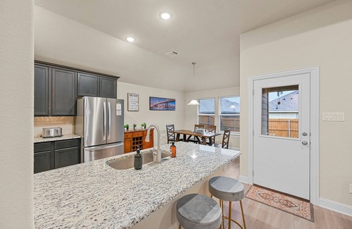 Denton House | Entire Home in Denton, Texas. Centrally Located! Luxurious Home Away from Home!