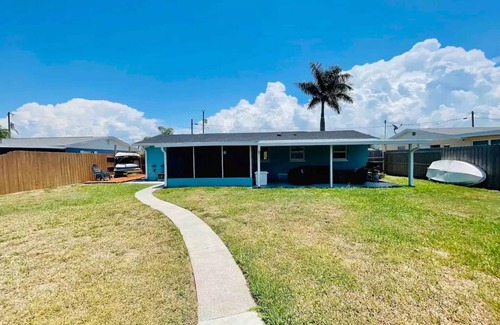 Hudson Beach Estates House | Entire Home The Lazzy Turtle Outdoor shower