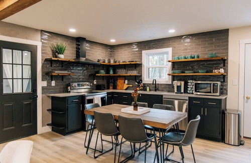 Sugarcreek House | Entire home w/BEAUTIFUL Backyard in Sugarcreek, Ohio