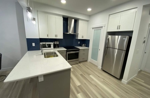 Southwest Edmonton House | Entire House New 2022, Central South Ed, 10min to Airport