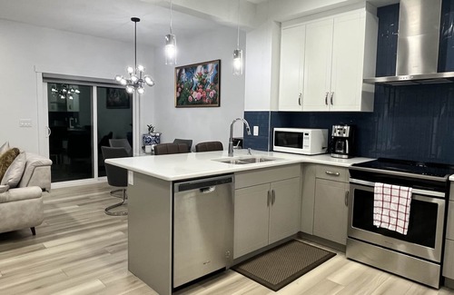 Southwest Edmonton House | Entire House New 2022, Central South Ed, 10min to Airport