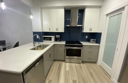 Southwest Edmonton House | Entire House New 2022, Central South Ed, 10min to Airport