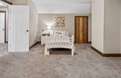 La Center House | Entire House On 5 Private Acres.