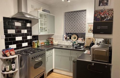 Cheltenham House | Entire house short walk to Cheltenham Racecourse and Town Centre.