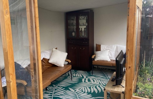 Cheltenham House | Entire house short walk to Cheltenham Racecourse and Town Centre.