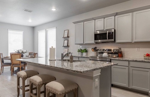 Lubbock House | Entire House~ Spacious~ Prime Location~ Backyard