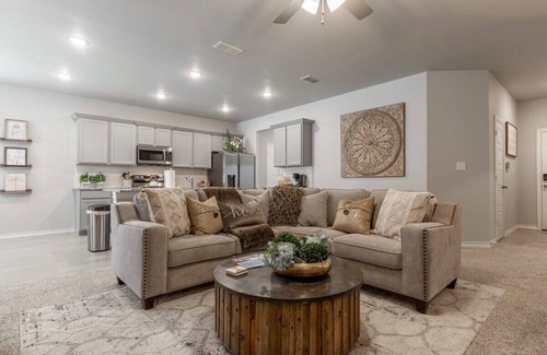 Lubbock House | Entire House~ Spacious~ Prime Location~ Backyard