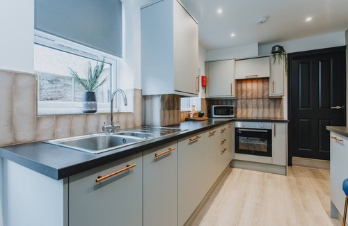 Rugby House | ENTIRE HOUSE WITH PARKING IN RUGBY