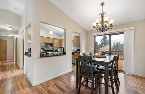 Kent House | Entire Kent/Renton Home with Two Master Suites
