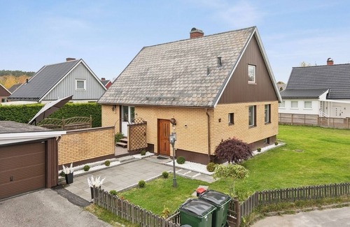 Norrkoping Villa | Entire Luruxy 3 Floor Villa