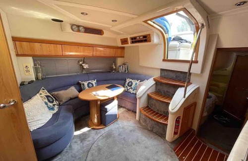 Runnymede Boat Rental | ENTIRE LUXURY MOTOR YACHT 70sqm - Oyster Fund - 2 double bedrooms both en-suite - HEATING sleeps up to 4 people - moored on our Private Island - Legoland 8min WINDSOR THORPE PARK 8min ASCOT RACES Heathrow WENTWORTH LONDON Lapland UK Royal Holloway