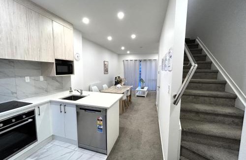 Auckland Villa | Entire Modern 2-Bedroom Townhouse -10 min to Airport & Sylvia Park