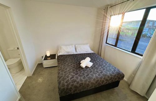 Auckland Villa | Entire Modern 2-Bedroom Townhouse -10 min to Airport & Sylvia Park