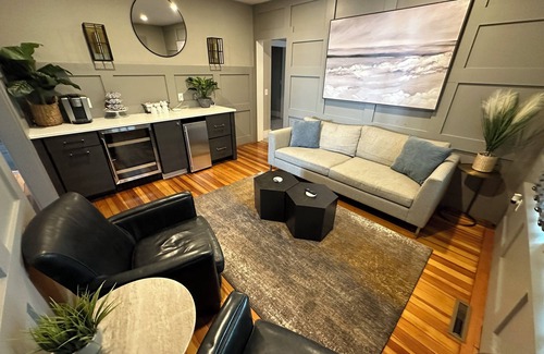 Newport House | Entire Modern 7 Unit 7 Bath Boutique Inn on historic Pelham St. in downtown Newport