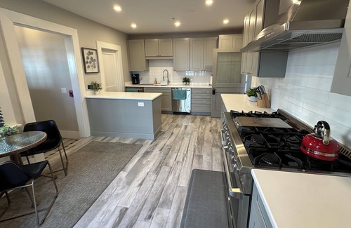 Newport House | Entire Modern 7 Unit 7 Bath Boutique Inn on historic Pelham St. in downtown Newport