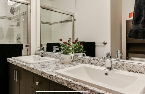 Mission House | Entire Modern Townhome