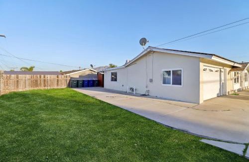 La Presa House | Entire Private 4-Bedroom Home w Gated Yard, Parking, King Bed, Available Now