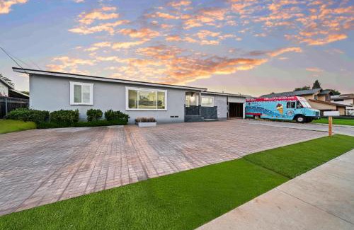 El Cajon House | Entire Private 4-BR House, w Hot Tub, King Bed, 80 TV, Gated Yard, Ranch Style, Available Now