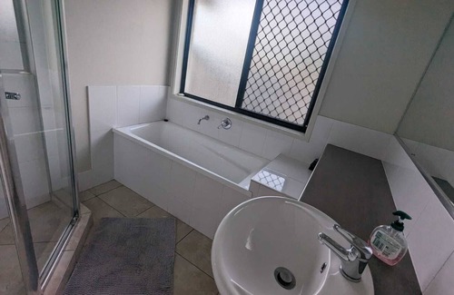 New Auckland House | Entire Private House 4Beds 2Baths, 6 Minutes from Gladstone Airport