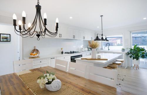 Lake Illawarra House | Entire Residential Home - Lake Illawarra And Beachside Home Sleeps 12