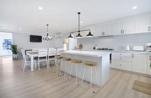 Lake Illawarra House | Entire Residential Home - Lake Illawarra And Beachside Home Sleeps 12