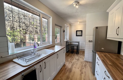Bromsgrove House | Entire, spacious dormer bungalow retreat.
