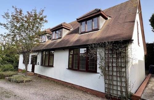 Bromsgrove House | Entire, spacious dormer bungalow retreat.