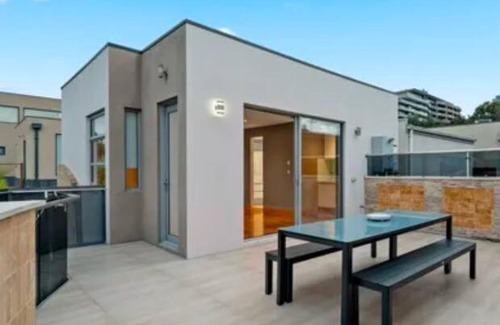 Maribyrnong Apartment | Entire studio with balcony