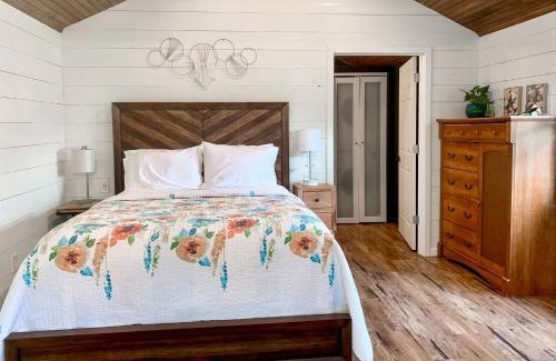 Marion House | Entire Three Cabins Property Perfect for Big Groups in Marion, Illinois