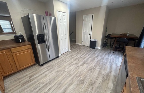 Glen Burnie House | Entire Townhouse Near BWI , Orioles, and Ravens. Find Your Home Away From Home!