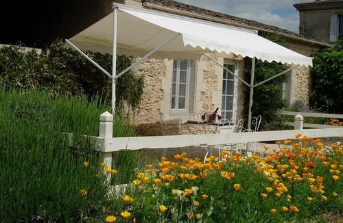 Leogeats House | Entre Vigne et Forêt, Gîte Pour 4 Personnes. Piscine. Animaux Acceptés