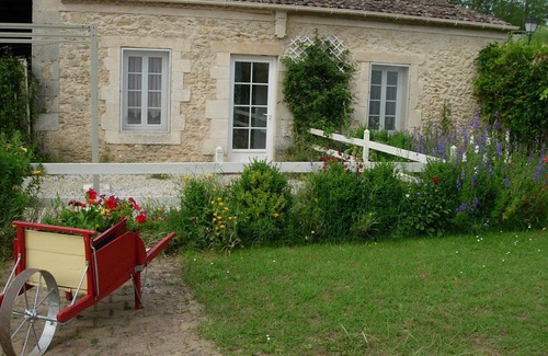 Leogeats House | Entre Vigne et Forêt, Gîte Pour 4 Personnes. Piscine. Animaux Acceptés