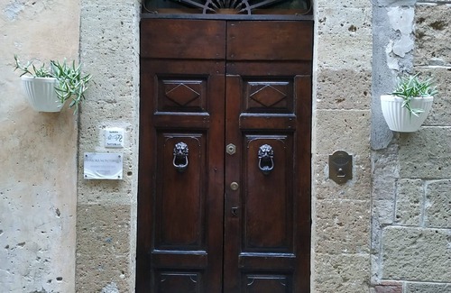 Pitigliano Apartment | Environment for relaxation, ideal for nature-loving couples.