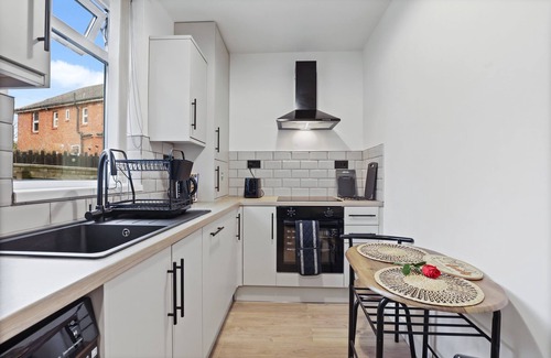 Newcastle-upon-Tyne House | Equipped & Cozy: Fast WiFi, Smart TV, Full Kitchen